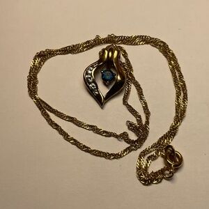 Vintage Gold Tone Necklace with a Sapphire Color Stone.